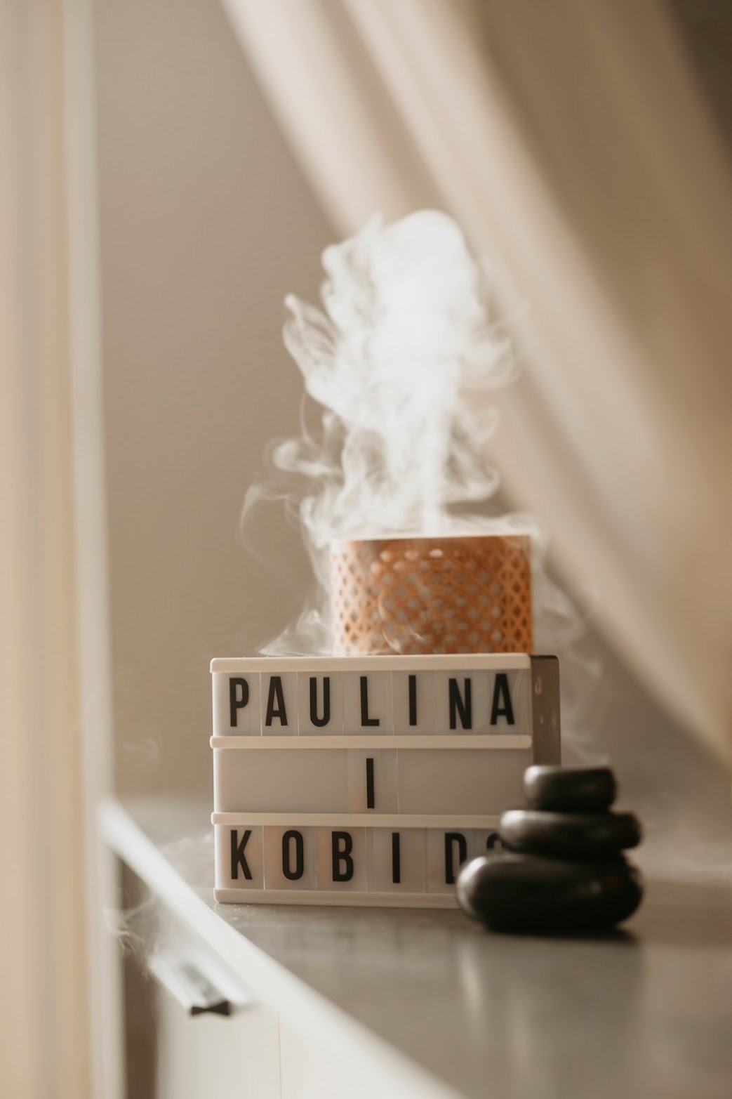 Kadr z gabinetu - tabliczka Paulina i Kobido, dyfuzor i kamienie